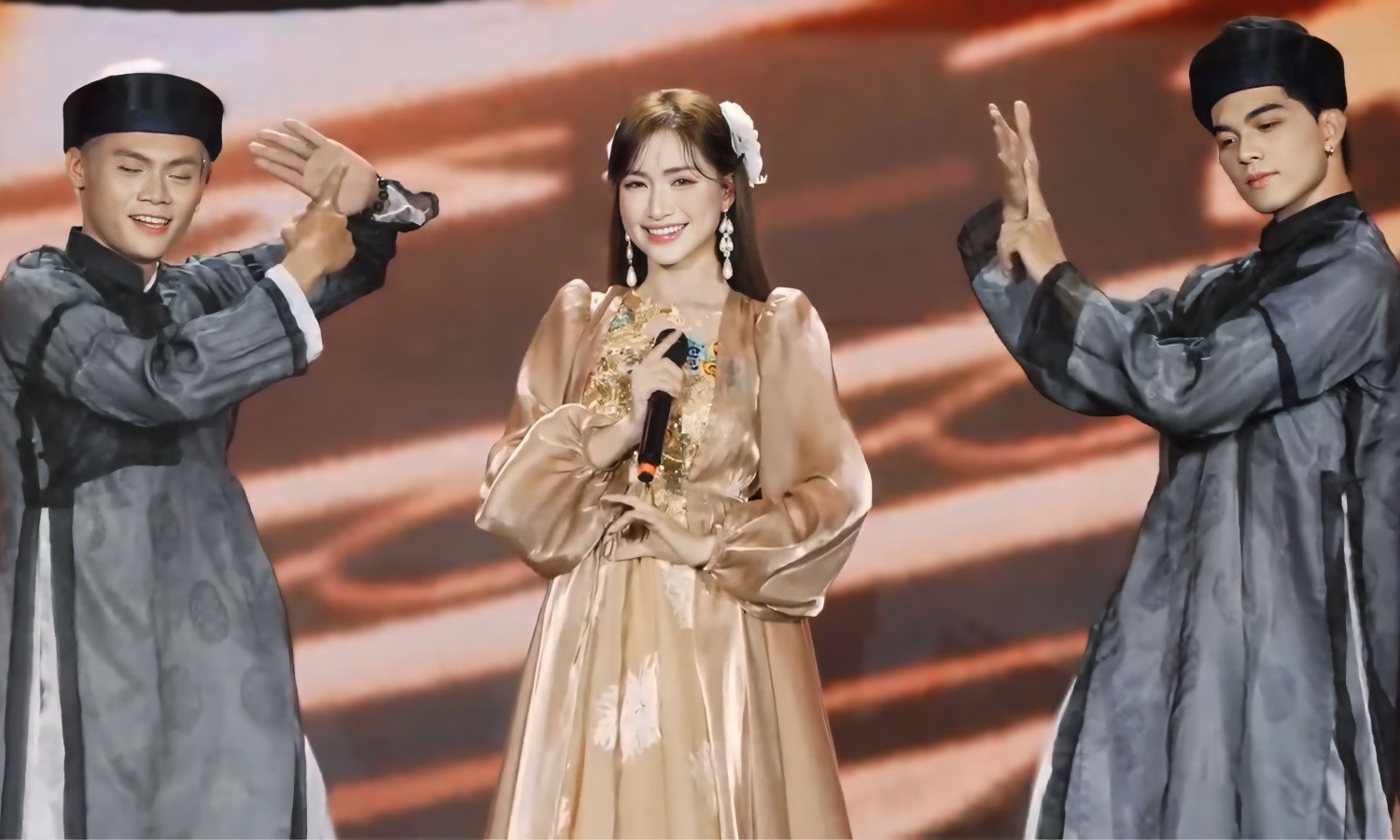 Hòa Minzy có con với ai